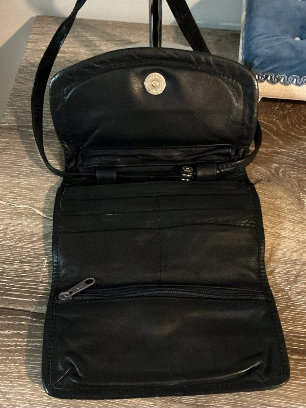 Kenneth Cole Black Leather Crossbody Wallet Small Flap Bag EUC 7.25x4.75x0.75